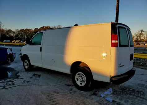 2021 Chevrolet Express G2500 z USA, uszkodzony, nr VIN 1GCWGAFP1K1308131
